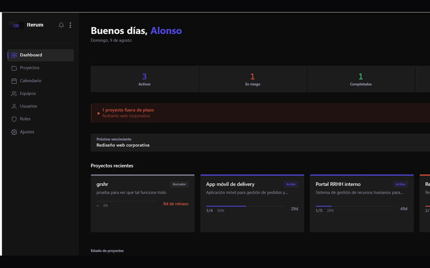 Aplicación de escritorio de ITERUM: contadores de proyectos activos, en riesgo y completados, aviso de proyecto fuera de plazo y tarjetas de proyectos recientes con su progreso.